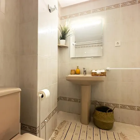 Apartamento Sunny With Cozy Lounge Near The