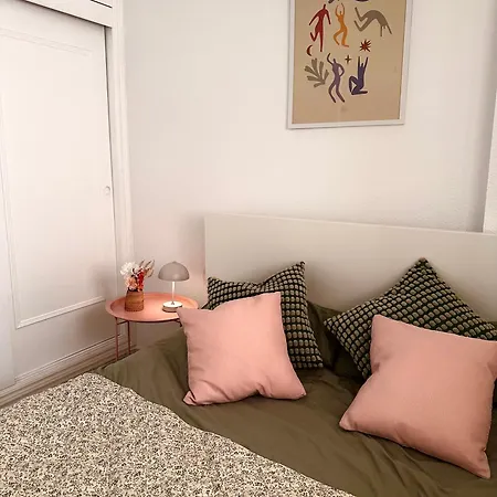 Apartamento Sunny With Cozy Lounge Near The