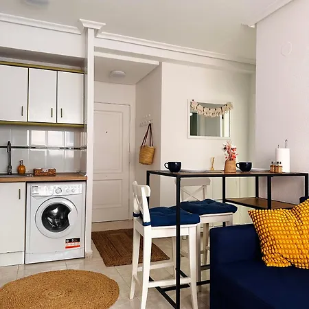 Апартаменты Sunny With Cozy Lounge Near The Торевьиа