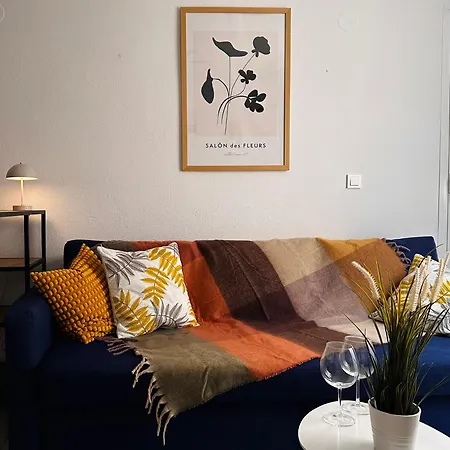 Sunny With Cozy Lounge Near The Торевьиа